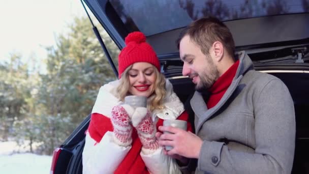 Young Couple Man Woman Sitting Trunk Car Winter Snowy Forest — Stok video