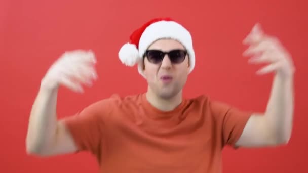 Caucasian Middle Aged Man Orange Shirt Sunglasses Santa Claus Hat — ストック動画