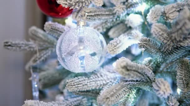 Tradiční Umělý Vánoční Stromek Ozdobným Zlatým Koulí Zářících Barevných Světel — Stock video