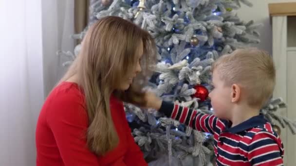 Μικρό Αγόρι Βοηθώντας Μαμά Του Διακοσμήσετε Χριστουγεννιάτικο Δέντρο — Αρχείο Βίντεο