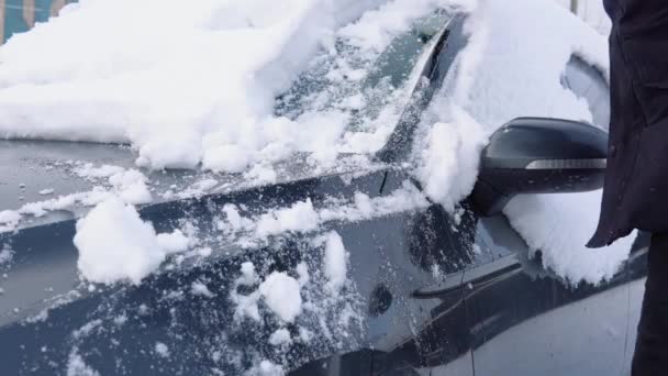 Młody Człowiek Czyści Śnieg Przedniej Szyby Samochodu Zewnątrz Zimowy Dzień — Wideo stockowe