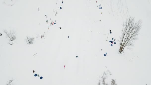 Nsanlar Kar Tüneline Biniyor Kar Tüneli Merkezi — Stok video