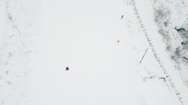 Nsanlar Kayak Merkezinde Yamaçta Kayak Yapıyor — Stok video