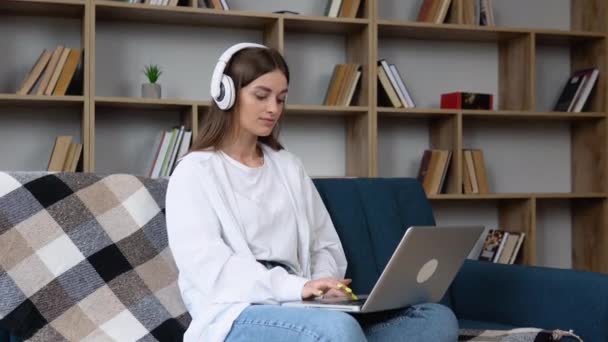 Capul Împușcat Zâmbind Femeie Liniștită Relaxându Canapea Confortabilă Ascultând Muzica — Videoclip de stoc