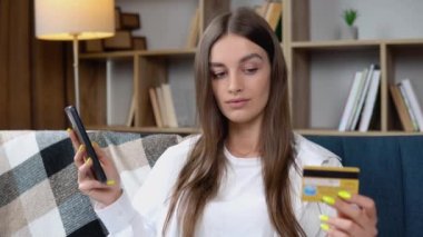 İnternet mağazasında satın almak için laptop teknolojisi kullanan kadın tüketiciler. Kredi kartı sahibinin kadın elleri bankaya çevrimiçi ödeme yapıyor. Ticaret web sitesi ödemeleri kavramı