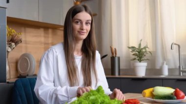 Güzel genç bayan mutfakta sebze salatası hazırlıyor. Sağlıklı yiyecekler. Vejetaryen salatası. Diyet olsun. Diyet Konsepti. Sağlıklı yaşam tarzı. Evde Pişirme.