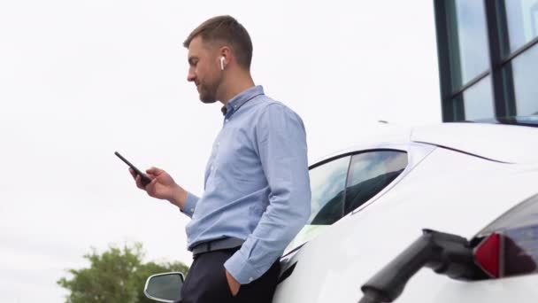 Jonge Knappe Europese Man Met Draadloze Koptelefoon Sprekend Een Videochat — Stockvideo