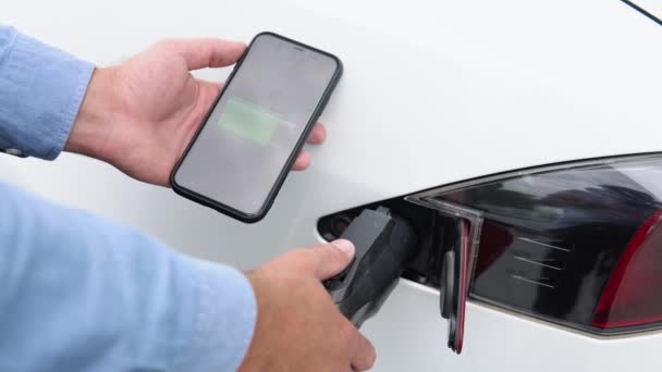 Close Man Inserting Power Cable Supply Charging Electric Car — Αρχείο Βίντεο