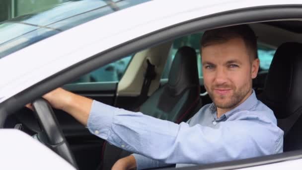 Όμορφος Νεαρός Άνδρας Ένα Μπλε Πουκάμισο Οδήγηση Ενός Αυτοκινήτου — Αρχείο Βίντεο