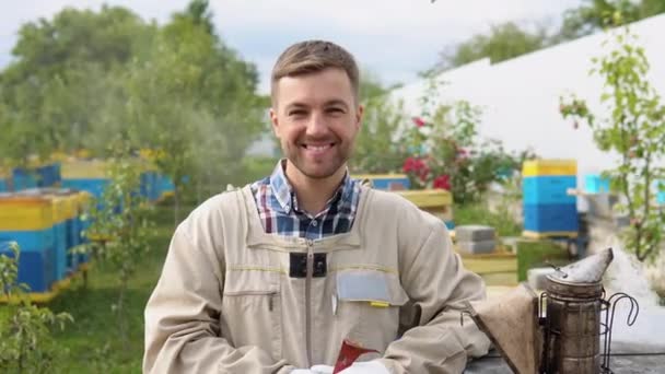 Beekeeper Work Pszczelarz Podnoszenia Półki Ula Pszczelarz Ratuje Pszczoły — Wideo stockowe