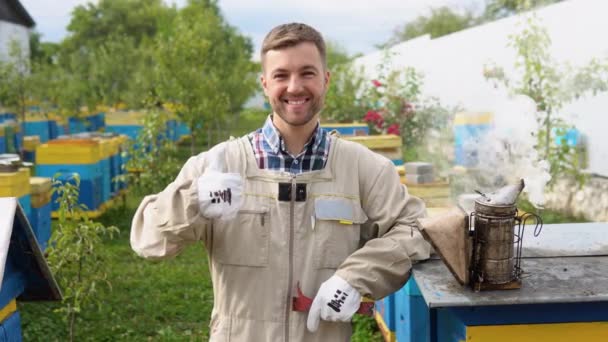 Portrait Beekeeper Apiary Beekeeping Concept Beekeeping Concept Beekeeper Harvesting Honey — Αρχείο Βίντεο