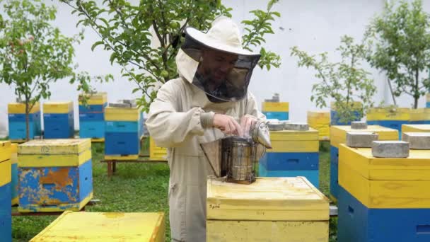 Der Imker Bereitet Alte Bienenräucher Auf Dem Bienenstand Imkerkonzept — Stockvideo