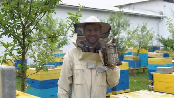 Beekeeper Old Bee Smoker Apiary Beekeeping Concept — Stockvideo