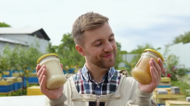 Portret Van Een Imker Met Twee Potten Verse Honing Bijenteeltconcept — Stockvideo