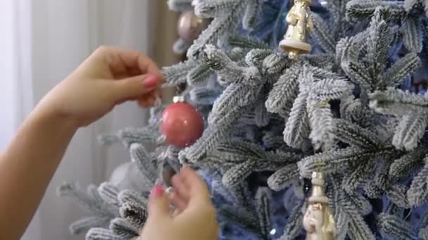 Kleiner Junge Hilft Seiner Mutter Beim Schmücken Des Weihnachtsbaums — Stockvideo