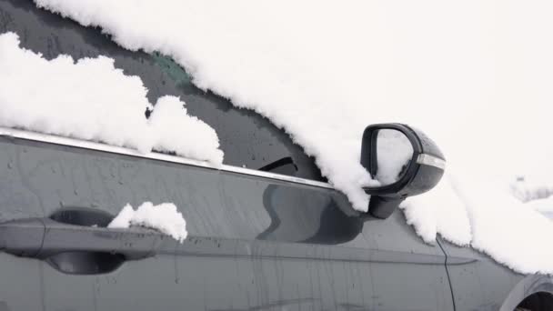 Donmuş Araba Penceresi Dikiz Aynası Don Kar Taneleriyle Kaplı Kış — Stok video