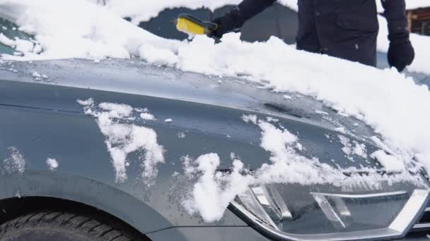Jovem Limpando Neve Pára Brisas Carro Livre Dia Inverno — Vídeo de Stock