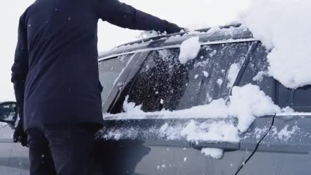Young Man Cleaning Snow Car Windshield Outdoors Winter Day Winter — ストック動画