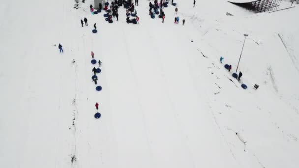 People Ride Snow Tube — Vídeo de Stock