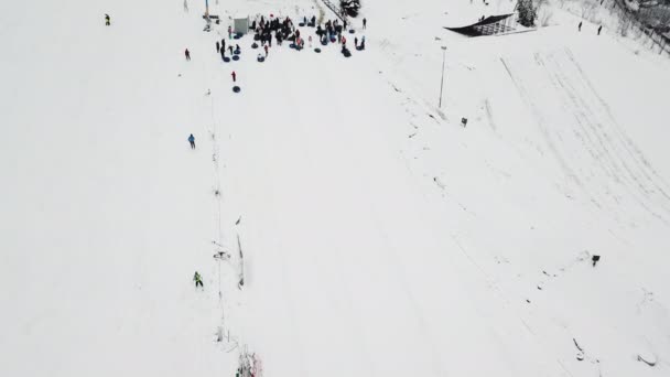 People Ride Snow Tube Snow Tube Resort — 图库视频影像