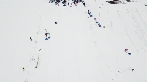 People Ride Snow Tube Snow Tube Resort — 图库视频影像