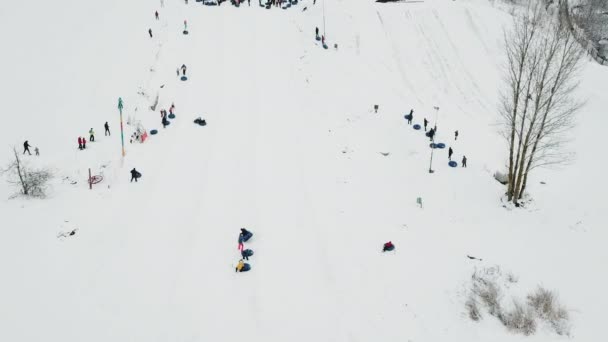 People Ride Snow Tube Snow Tube Resort — ストック動画