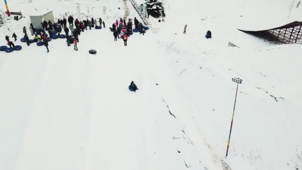 People Ride Snow Tube Snow Tube Resort — Vídeo de Stock