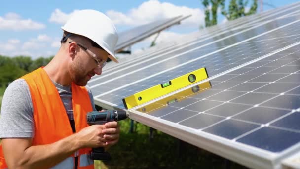 Мужчина Инженер Защитном Шлеме Устанавливает Солнечную Фотоэлектрическую Панельную Систему Помощью — стоковое видео