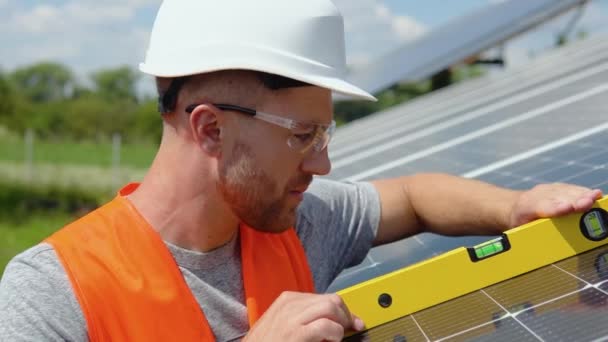 Trabajador Instalando Paneles Solares Utiliza Nivel Para Comprobar Que Ángulo — Vídeos de Stock