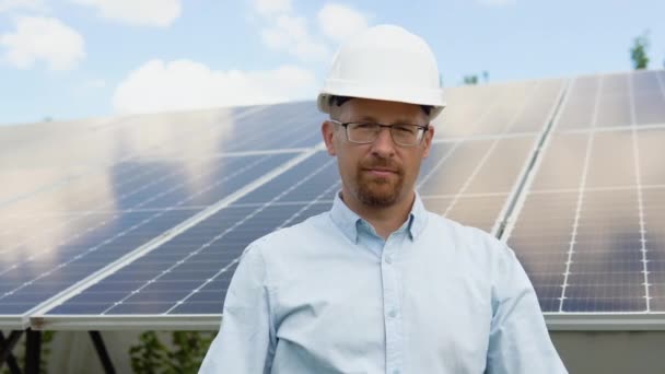 Portrét Sebevědomého Inženýra Odvětví Solárních Článků Zaměstnanci Představují Instalaci Solárních — Stock video