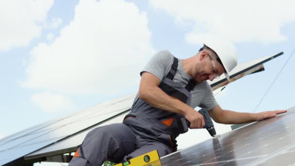 Male Engineer Protective Helmet Installing Solar Photovoltaic Panel System Using — Vídeos de Stock