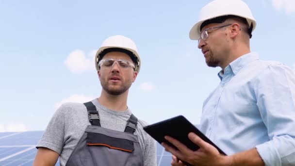 Two Workers Helmets Check Installed Solar Panels Green Electricity Concept — Vídeo de Stock