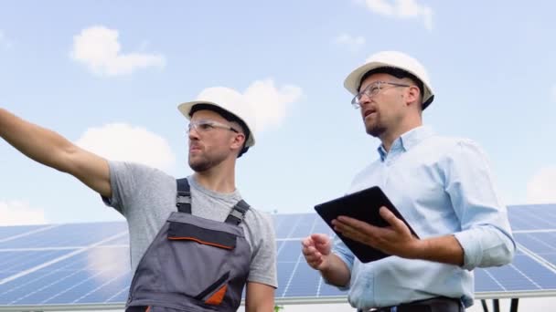 Two Workers Helmets Check Installed Solar Panels Green Electricity Concept — Stock video