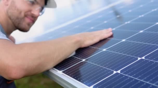 Close Young Engineer Hand Checking Operation Sun Cleanliness Photovoltaic Solar — Stockvideo