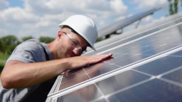 Close Young Engineer Hand Checking Operation Sun Cleanliness Photovoltaic Solar — Vídeos de Stock