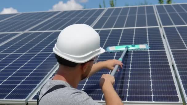 Worker Cleans Solar Panel Water Clean Solar Power Plant — Vídeo de Stock