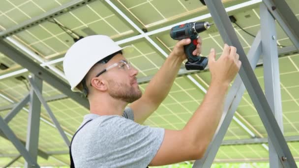 Male Engineer Protective Helmet Installing Solar Photovoltaic Panel System Using — 图库视频影像