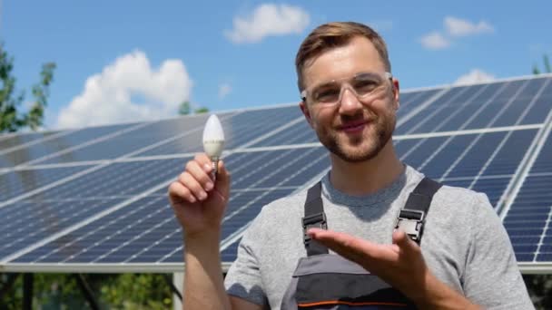 Інженер Стоїть Лампою Сонячній Панелі Відчуває Свободу Точці Зору Електрик — стокове відео