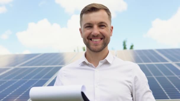 Porträt Eines Selbstbewussten Ingenieurs Der Solarzellenindustrie Mitarbeiter Posieren Selbstbewusst Für — Stockvideo