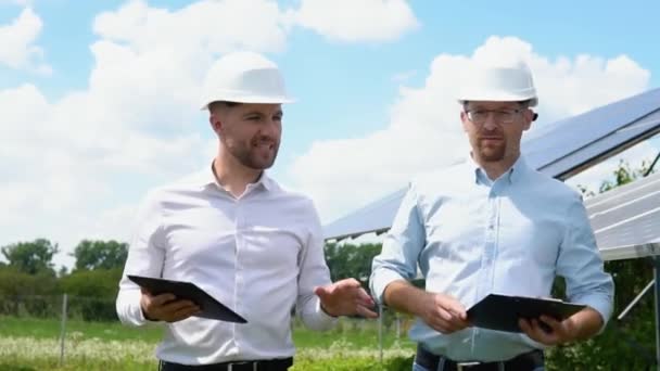 Солнечная Ферма Двумя Инженерами Ходить Проверить Работу Системы Альтернативная Энергия — стоковое видео