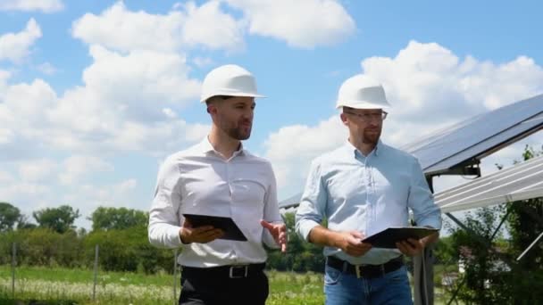 Solar Farm Two Engineers Walk Check Operation System Alternative Energy — Vídeos de Stock