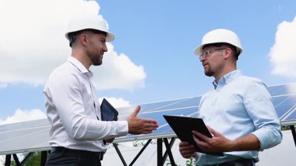 Close View Two Male Engineer Wearing Safety Vest Handshake Solar — Vídeos de Stock