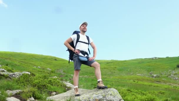 Happy Hiker Winning Reaching Life Goal Success Freedom Happiness Achievement — Stock Video