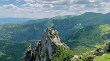 Kazanan ulaşan hayat hedef, başarı, özgürlük ve mutluluk, başarı dağlarda mutlu uzun yürüyüşe çıkan kimse.