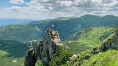 Kazanan ulaşan hayat hedef, başarı, özgürlük ve mutluluk, başarı dağlarda mutlu uzun yürüyüşe çıkan kimse.