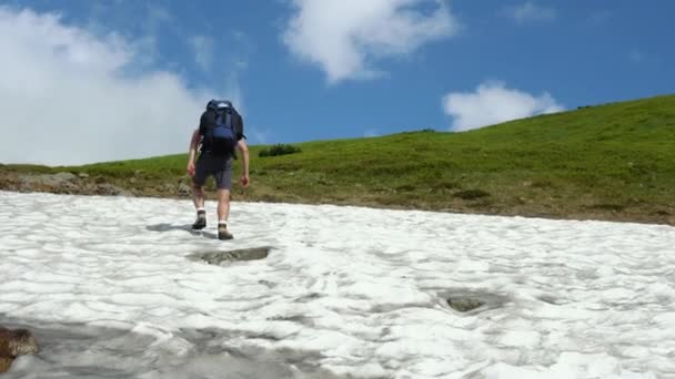 Man Walks Mountains Top Turista Botas Largo Carretera Piedra Fondo — Vídeos de Stock