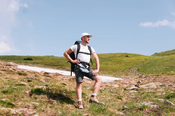 Bearded Traveler Backpack Top Mountain Tourist Backpack Stands Background Mountain — Stock Photo, Image