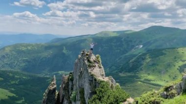 Kazanan ulaşan hayat hedef, başarı, özgürlük ve mutluluk, başarı dağlarda mutlu uzun yürüyüşe çıkan kimse.