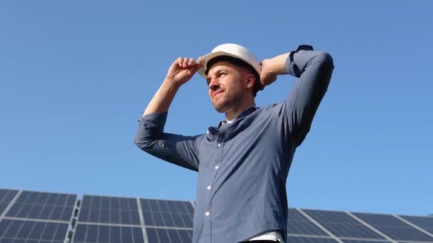 Solar Power Plant Man Standing Solar Panels Renewable Energy — Vídeos de Stock