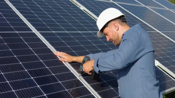 Male Engineer Protective Helmet Installing Solar Photovoltaic Panel System Using — Stok video